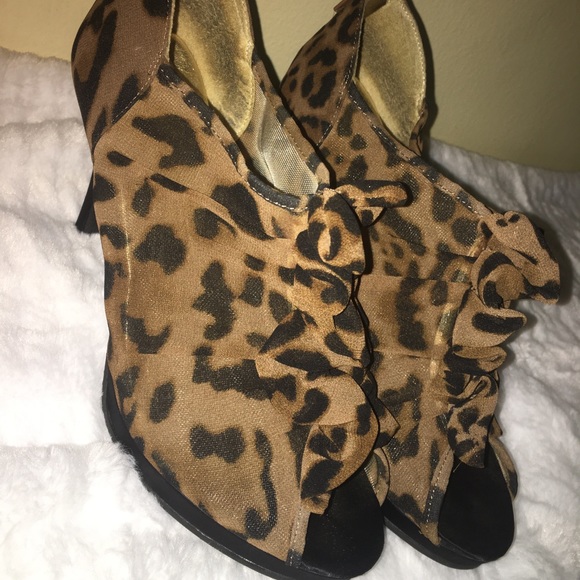 Cheetah Heels with Ruffles - Picture 5 of 5